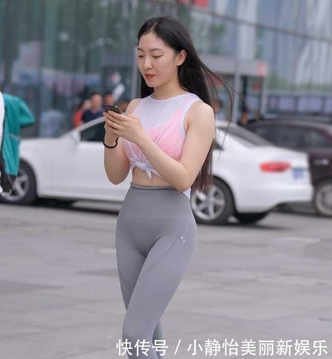  粉色@清纯小姐姐一件粉色运动背心，穿出朦胧的甜美性感风！