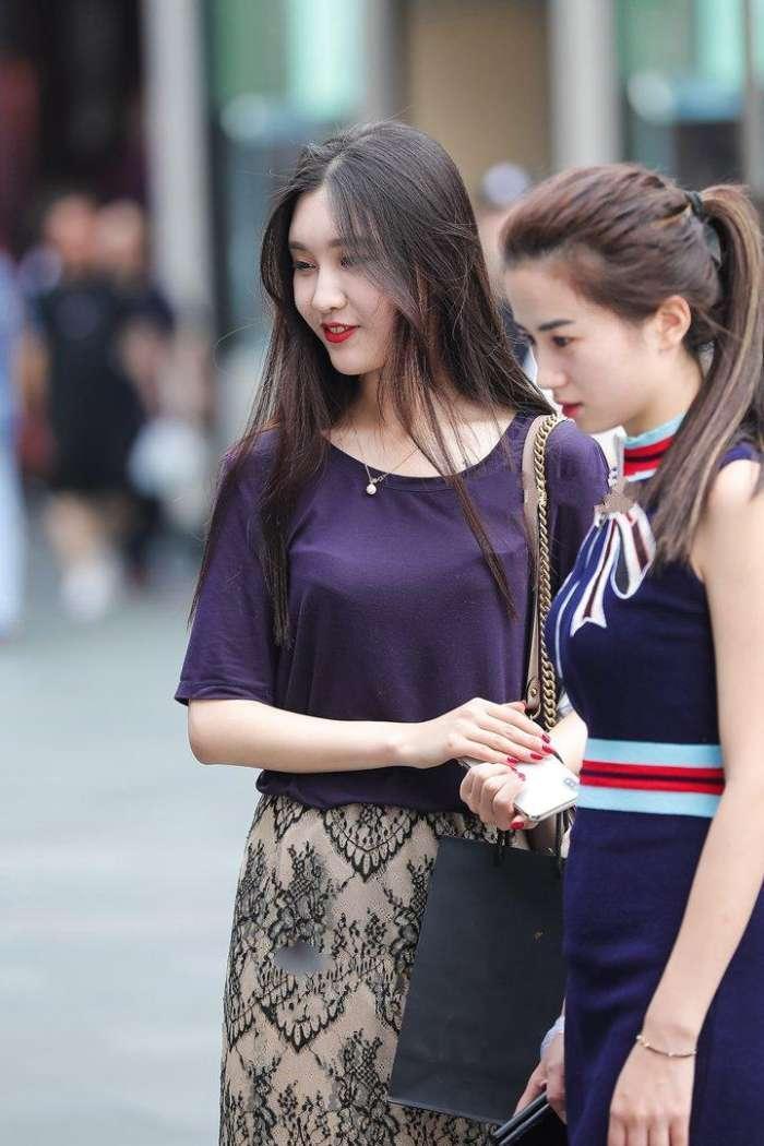 街拍：清纯可爱的小美女，紫色T恤配印花半裙，身姿纤细！