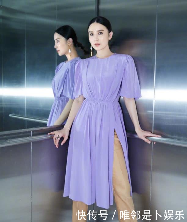 宋佳为了显腿长，穿了肉色长裤和鞋，像是“光着两只大脚”