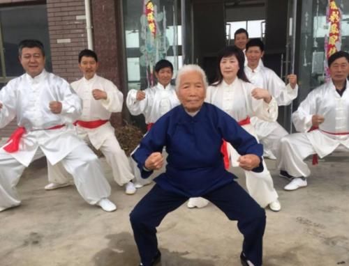 武术：80岁老奶奶展示鹰爪拳法，功夫甚是厉害，高手在民间！