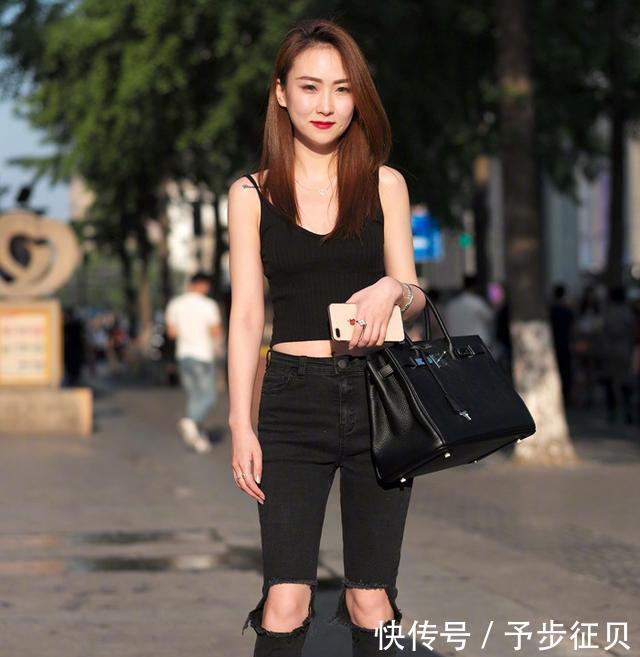 『 皮肤』搭配紧身牛仔裤，绽放迷人魅力！，街拍：小姐姐五官精致皮肤白皙