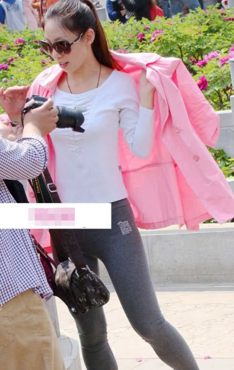 小姐姐穿紧身裤，纤细身材，性感蛮腰，展现出了她完美的好身材。