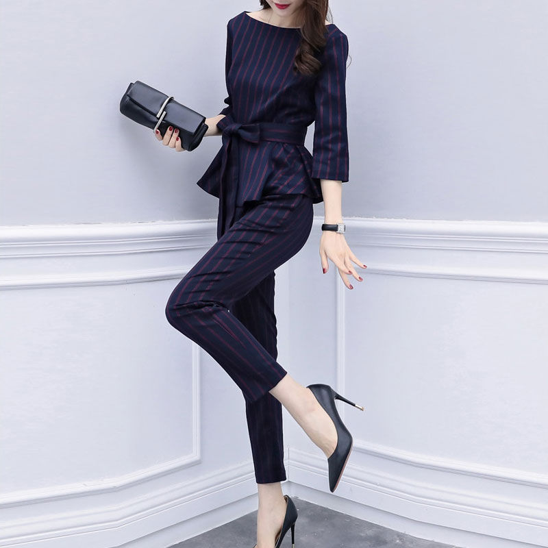 终于入秋转季了，老婆把连衣裙全扔了，换上这秋套装，美嫩又洋气