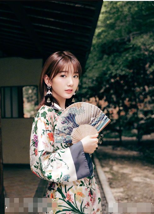 毛晓彤身穿条纹连体裤秀大长腿，165身高穿出2米的气场，美炸了！