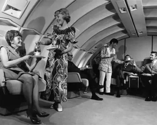 空姐制服的百年演变史，让你明白制服诱惑的真正原因