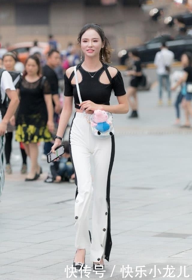  『气质』街拍：美女温婉优雅，穿一件肉色的修身连衣裙，更显美丽大方