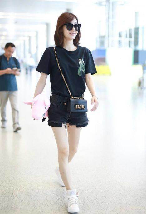 王丽坤又不安分了，短裤都短到大腿根，网友：林更新能驾驭吗？