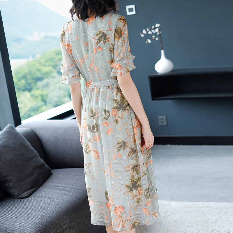 冷艳高贵的新款连衣裙，20-60岁随便穿，美到令人窒息