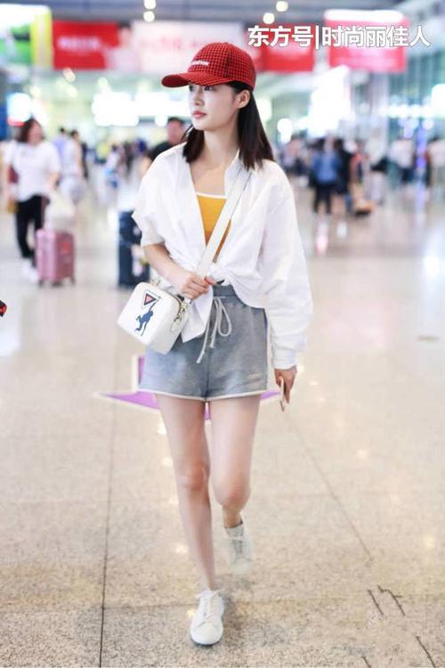 李沁现身机场，身穿牛仔短裤配细针跟，网友：大长腿藏不住