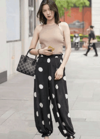 街拍: 露脐装风光无限, 超短裤美的让人窒息