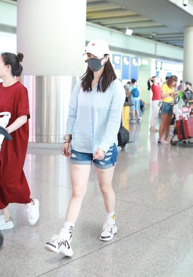 110斤蒋欣和90斤李沁同穿短裤，相差20斤，视觉效果不能再尴尬了