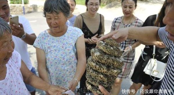 农村大娘赶集卖老宅稀罕物，被城里人35元买走，亏大了