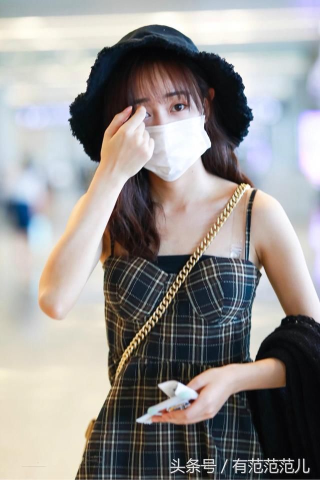 黄婷婷穿吊带裙现身，露出10年前的透明肩带，网友：我真欣赏不来