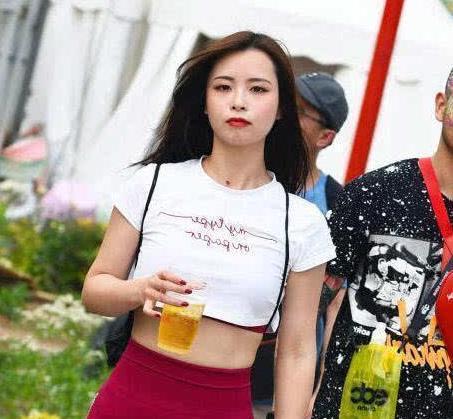 气质女神大红色紧身裤张扬个性，走路带风尽显健身美