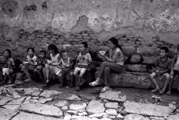  [照片]在义门,一组农村30年前吃饭的老照片!看完莫名感伤!