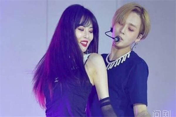 泫雅男友消失34天，发文道歉称并非自己意愿，透露公开恋情后惨状