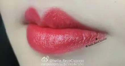 砖红色，吃土色已经OUT了!水红色口红颜色才是今年秋天的流行色