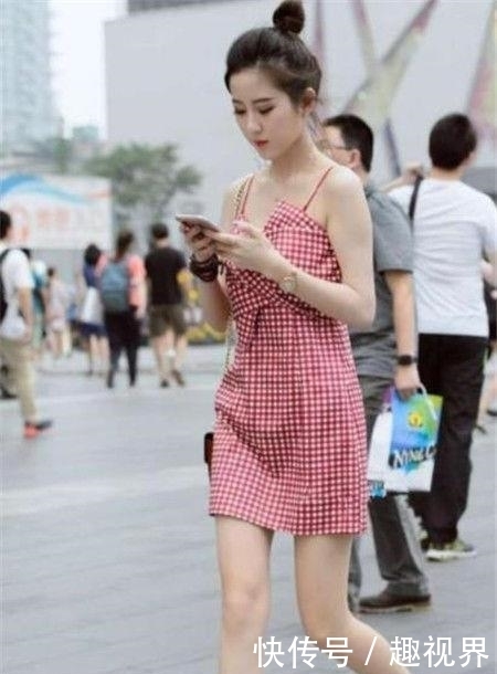 展现出|时尚美女街拍:青春洋溢的美女,展现出不俗的品位!