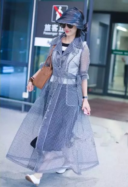 豪门太太黄圣依一身塑料亮相!35岁愣是嫩成15, 网友:杨子有福了