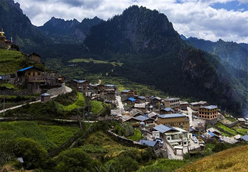  美景：中国一被群山环绕的景区，仅有一条小路通行，却有世外桃源的美景