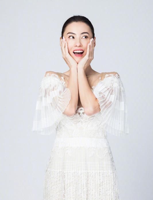 张柏芝和李湘，一样穿白色蕾丝裙，网友:没打针的脸就是不一样!