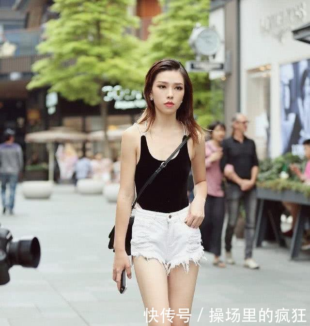 街拍举止优雅时尚的少女，秀出时尚秀出美丽！