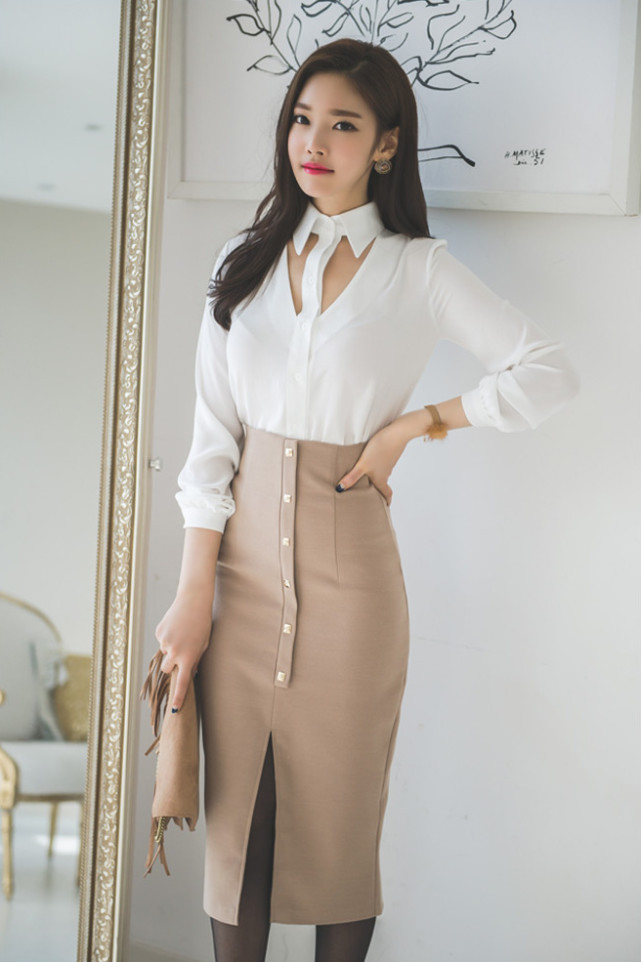 温润典雅又气场强大的美女，精致的长裙，处处流露出成熟的魅力！