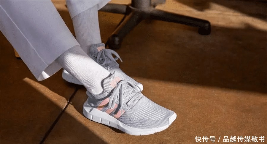 穿着|穿着“阿迪”的球鞋,去“耐克”专卖店买鞋,导购员会怎么看待?