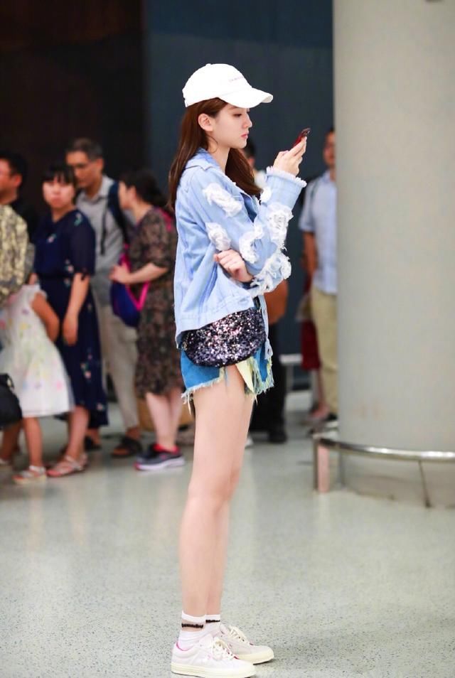 乔欣为了秀腿，私服出行偏爱穿短裤，网友：新一代腿精上线