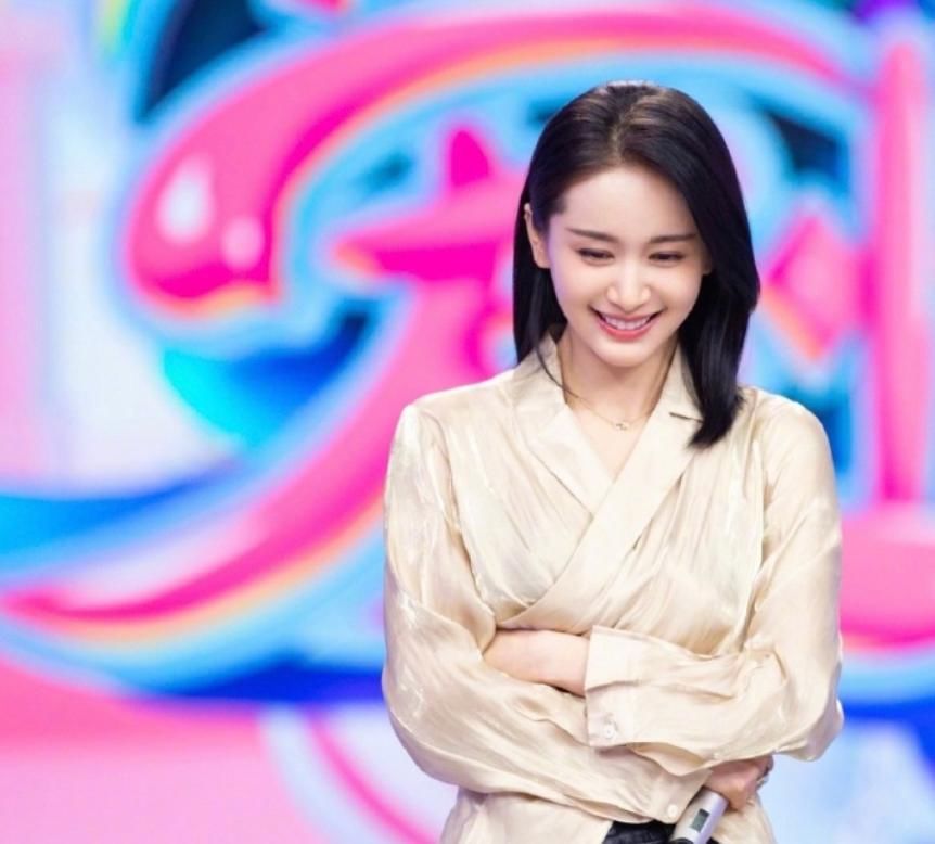 王子文:真的被王子美到了,一袭锁骨发型搭配衬衫连衣裙,美成小仙女模样