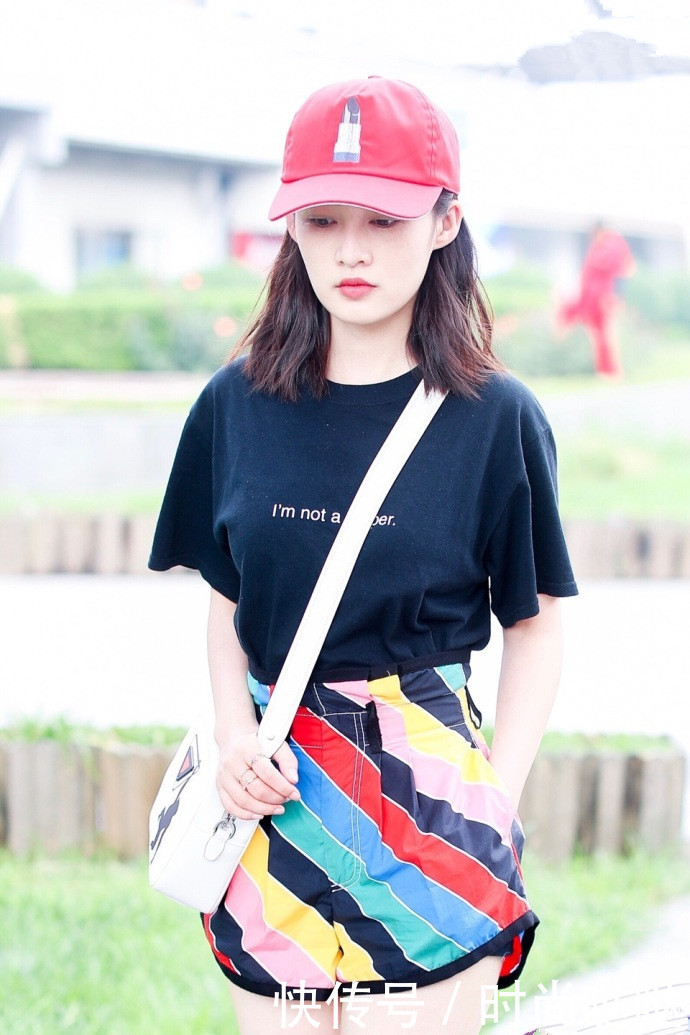 李沁胆真大！这么大胆的短裤也敢穿出街，网友：白给我都不敢穿！