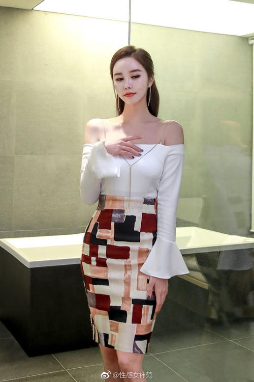 街拍：极致高腰的牛仔小短裤，凸显女性的曲线美与大长腿