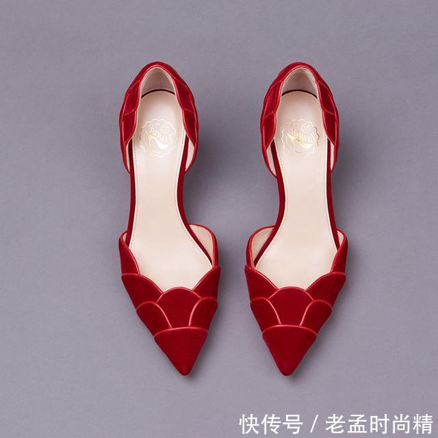  女人@聪明的女人都知道用一双高跟鞋提升自己的品味，时髦优雅还显高