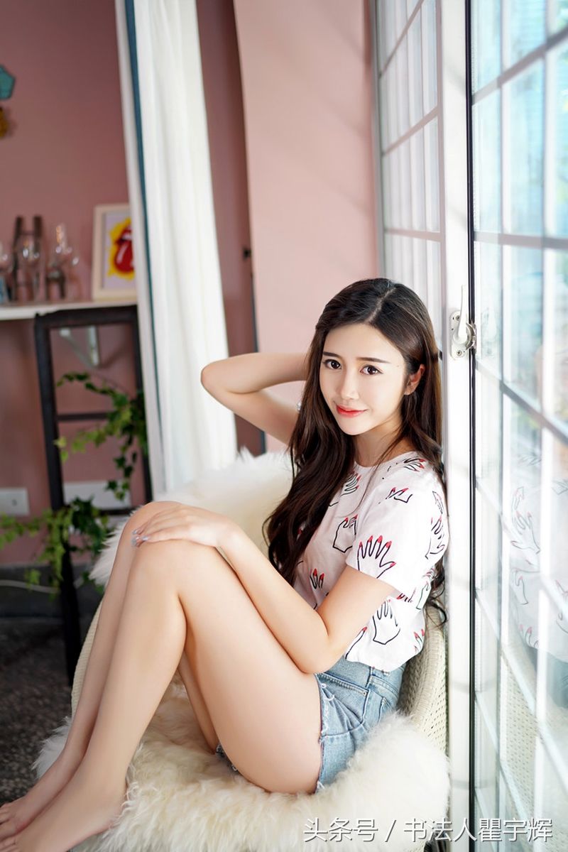 邻家女孩，笑靥如花，似初秋的风，美得不可方物