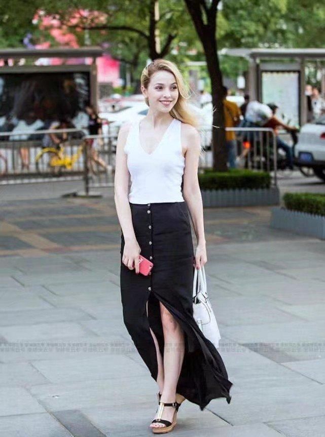 街拍:我真担心图4的美女裙子会不会裂开