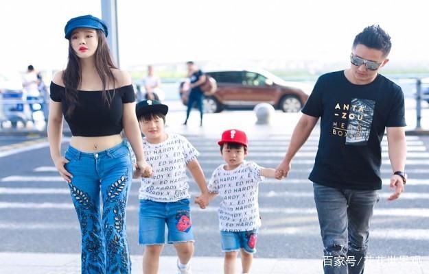 曾经的微胖界性感女神，其中一人肚子上的脐环更惹人注意