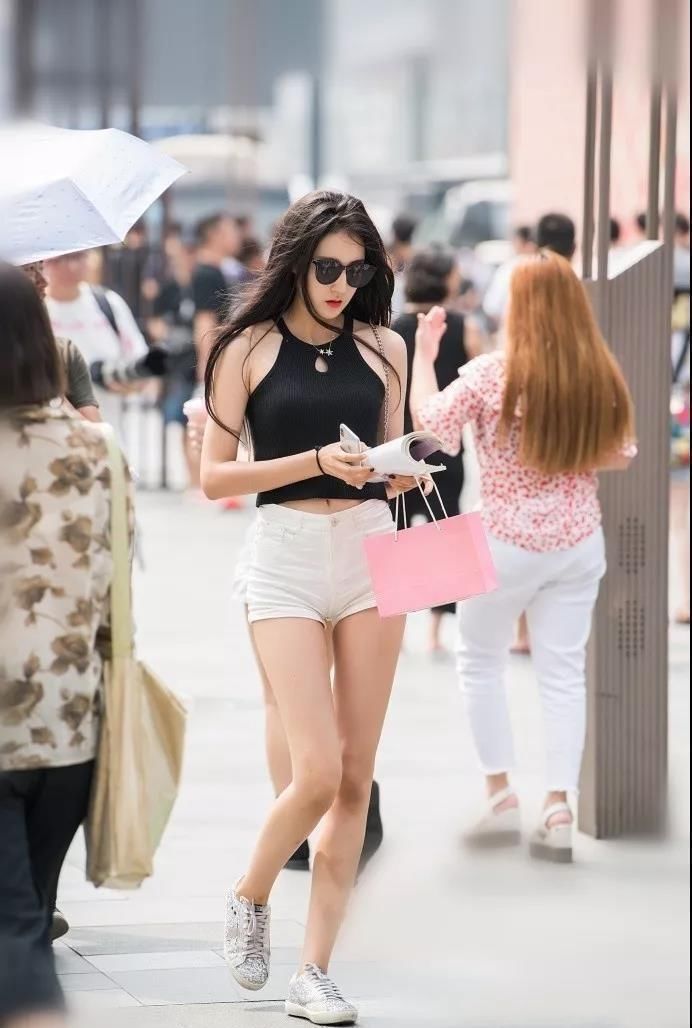 广州街拍 女神范儿穿紧身衣、一字肩+热裤 尽显万般风情 性感撩人