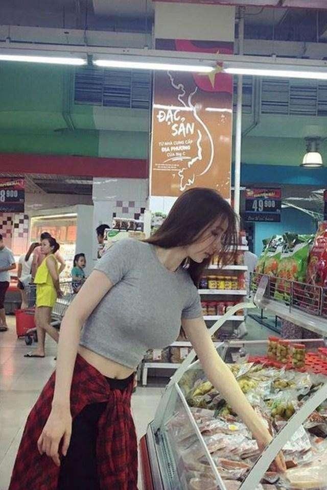  「美女」街拍:小姐姐穿着紧身运动裤，清纯活泼的气息，尽显运动美感