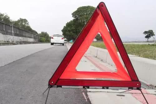  #车胎#停应急车道上换轮胎，交警直接扣6分，轮胎炸了还不够急？