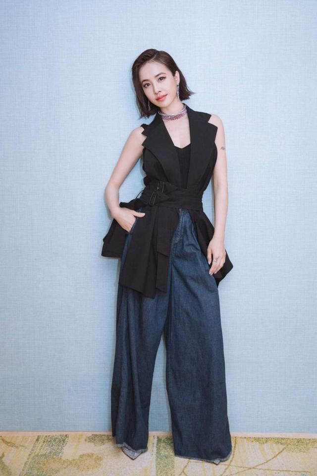 蔡依林真大胆！衣服不好好穿裤子被勒得皱巴巴的 网友：疼吗？