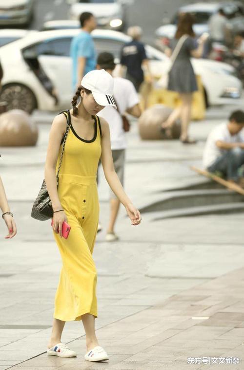 街拍：穿吊带短裙的小姐姐，性感与美貌并存，引人注目！