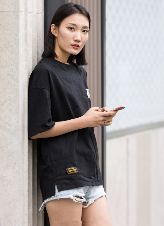 街拍：图二美女娇媚的身姿完美无瑕，能把路人甩出几条街！