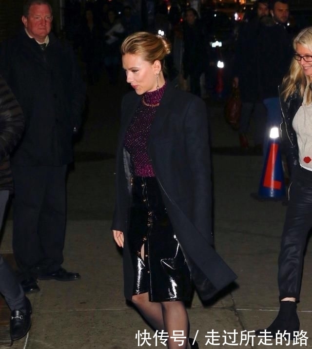 街头@皮裙搭配黑丝现身街头，依旧是风情万种！，35岁“黑寡妇”斯嘉丽