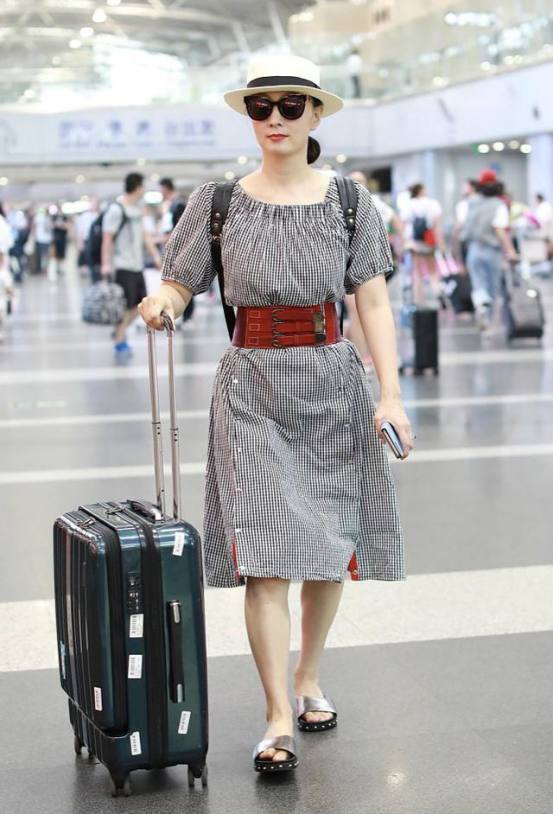 46岁陶虹好自信，全身上下只穿一件束腰裙现身，网友：只有29岁吧