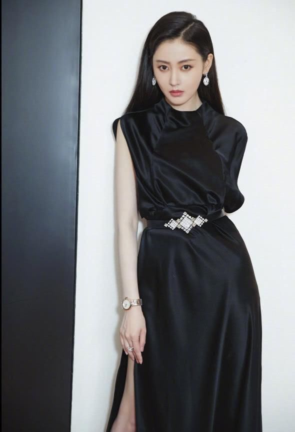 张天爱太有心机了，这是故意在裙子上泼了些牛奶吗?竟意外好看!