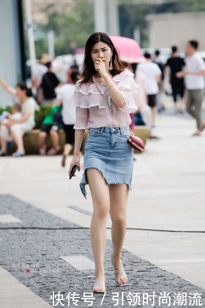 路人街拍，袅娜少女羞，岁月无忧愁