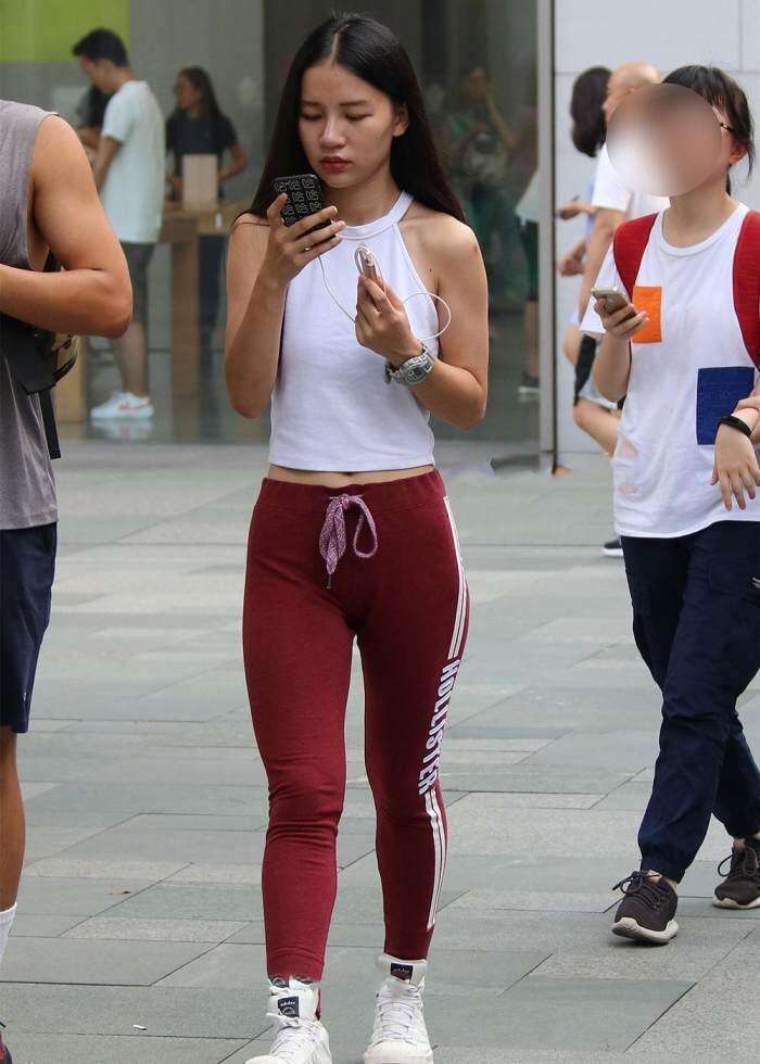 街拍: 穿红色紧身裤的姑娘, 总是能吸引别人的眼球