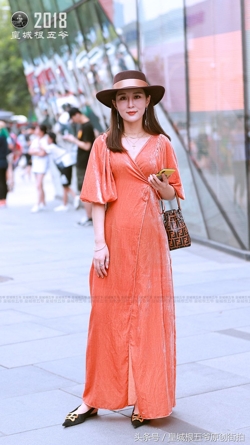 街拍:让你浑身散发迷人气息,一直都是这么美