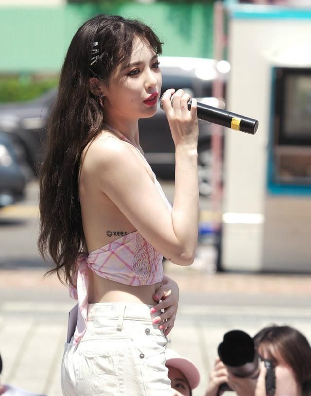 金泫雅真疯狂！上身仅仅穿着一块布就上台，一般人可不敢这样穿