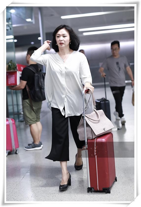 金星和杨丽萍都是现代舞蹈家，可同现机场，气质差距竟如此尴尬？